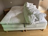 un lit sur lequel sont posés deux oreillers, dans une chambre