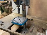 une machine posée sur une table dans un atelier