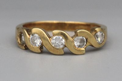 Bague en or ornée de 5 brillants.