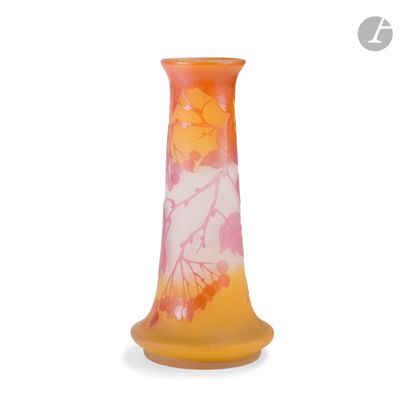 un vase jaune orné de fleurs roses sur fond blanc