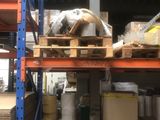 de nombreux cartons et boîtes sur les étagères de l'entrepôt