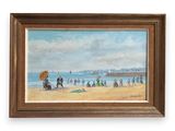 une peinture à l'huile représentant une scène de plage avec des personnes sur le sable et un bateau dans l'eau