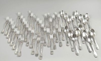 de nombreuses fourchettes et cuillères disposées sur la table