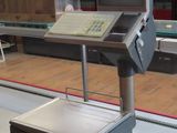 une image représentant une machine posée sur un tapis roulant