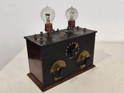 une petite boîte noire surmontée de deux ampoules