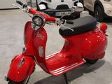 un scooter rouge garé dans un garage