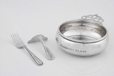un bol en argent, avec une cuillère et une fourchette à côté