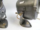 deux lampes placées l'une à côté de l'autre sur une table