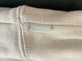 une photo en gros plan du pantalon d'une personne, sur lequel figure une étiquette