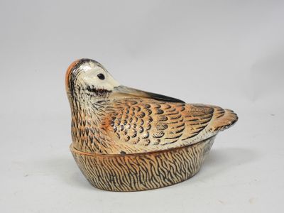 l'image d'un petit oiseau perché sur un bol