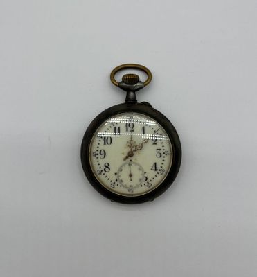une vieille montre de poche à laquelle est accrochée une chaîne sur le côté