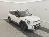 Le SUV blanc est garé dans le garage, sur le sol à damier.