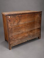 Commode en bois naturel ouvrant à 3 tiroirs. (photo 2)