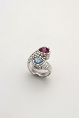 un gros plan d'une bague ornée de deux pierres de couleurs différentes