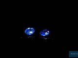 une paire de saphirs bleus sur fond noir