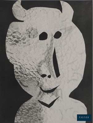 une vieille photo en noir et blanc représentant un masque sur fond noir