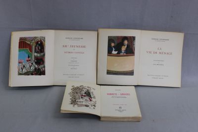 trois livres ouverts posés sur une table, sur lesquels figurent des photos de personnes