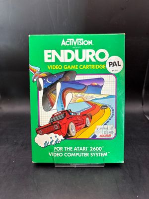 une image représentant une boîte de cartouches de jeux vidéo sur laquelle figure l'image d'une voiture