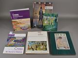 plusieurs livres sont posés sur une table les uns à côté des autres