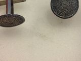 paire de boutons de manchette en argent dans une boîte avec une pièce de monnaie dessus