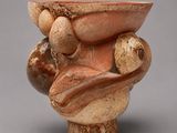 une photo d'un vase marron et blanc posé sur une table