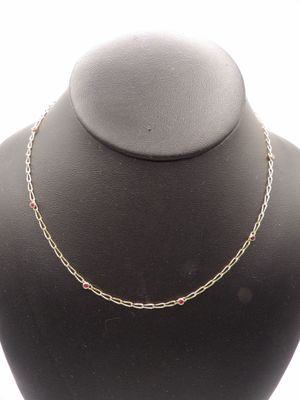 gros plan d'un collier sur un mannequin sur fond blanc