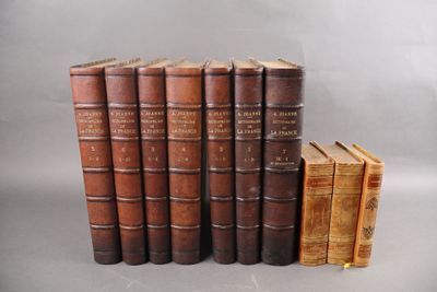 plusieurs vieux livres sont empilés sur une table