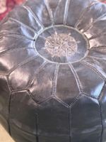 Pouffe rond en cuir. (photo 2)