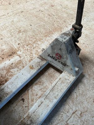 une fourche posée sur une palette