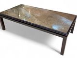 une image d'une table basse avec un plateau en verre