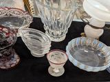 une table sur laquelle se trouvent de nombreux objets en verre