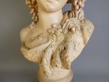 une statue représentant une femme avec des tresses sur la tête