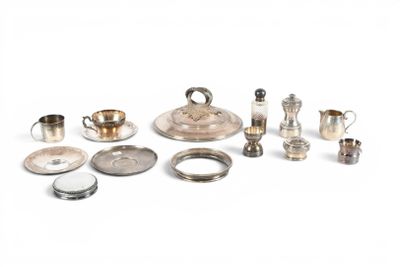 un assortiment d'argenterie comprenant une assiette en argent, des tasses en argent et une assiette en argent