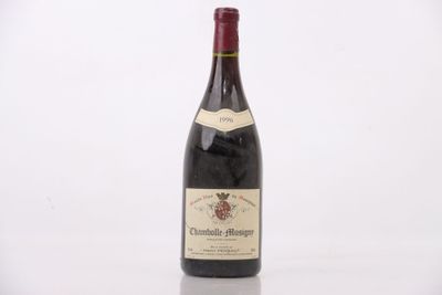 une bouteille de vin posée sur une table