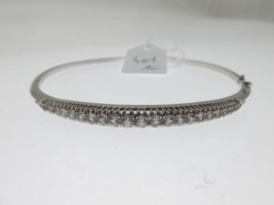 un bracelet en argent avec une rangée de diamants