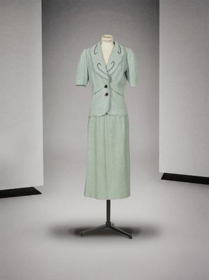 une photo d'une robe et d'une veste sur un mannequin