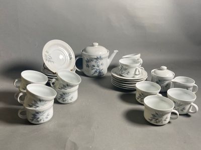 un grand nombre de tasses et de soucoupes sur une table