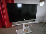 un téléviseur à écran plat posé sur un support dans un salon
