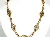 gros plan d'un collier sur un présentoir pour mannequin