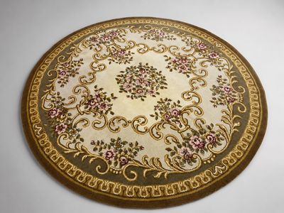tapis beige orné de fleurs roses et de volutes sur fond blanc