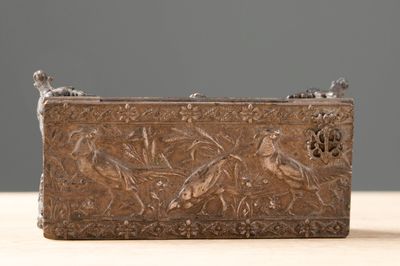 Boîte en métal argenté repoussé à décor de volatiles.