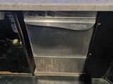 un lave-vaisselle argenté trônant au milieu d'une cuisine