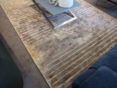 une table basse sur laquelle est posé un vase de fleurs