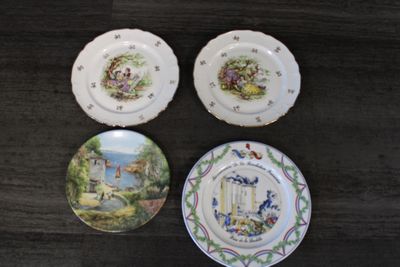 Lot de 4 assiettes commémoratives en porcelaine