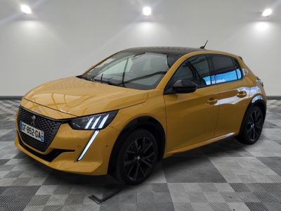 une voiture jaune est garée sur le sol en damier d'un garage