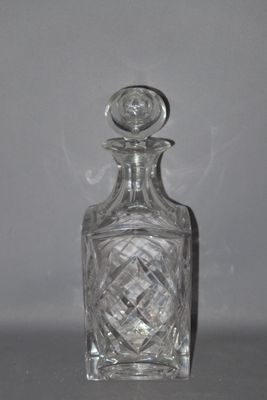 une image représentant une carafe en verre d'où s'échappe de la fumée
