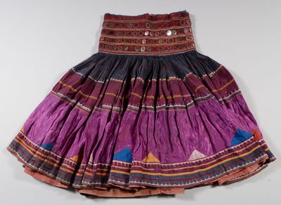 une jupe violette ornée d'un motif coloré dans le bas