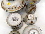 de nombreux types de vases et de bols sur la table
