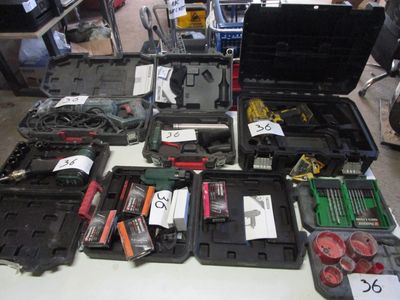 un grand nombre d'outils posés sur une table