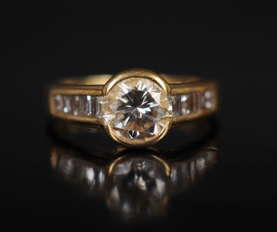 un gros plan d'une bague de fiançailles en or sertie d'un diamant blanc